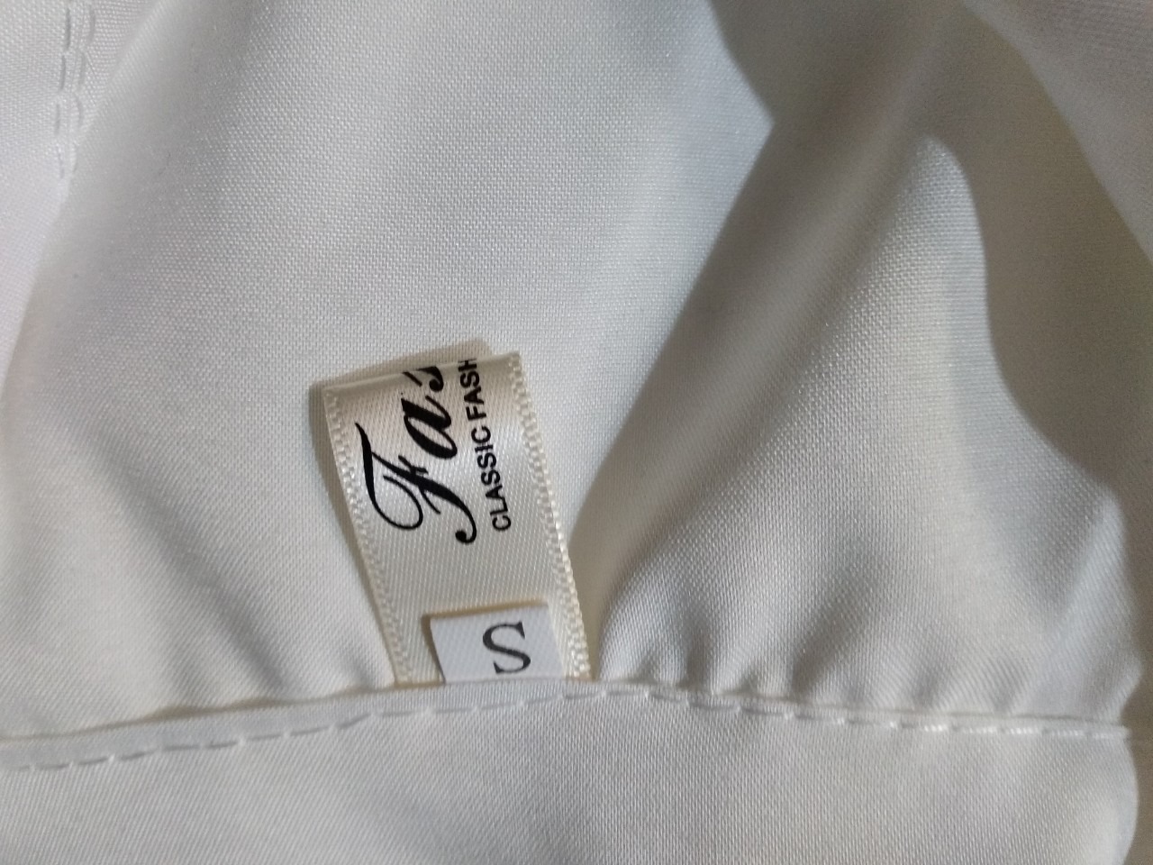 Vải trắng đẹp, kiểu dáng dễ thương. Đang ở cty chưa dám thử đồ, hi vọng hợp dáng m.