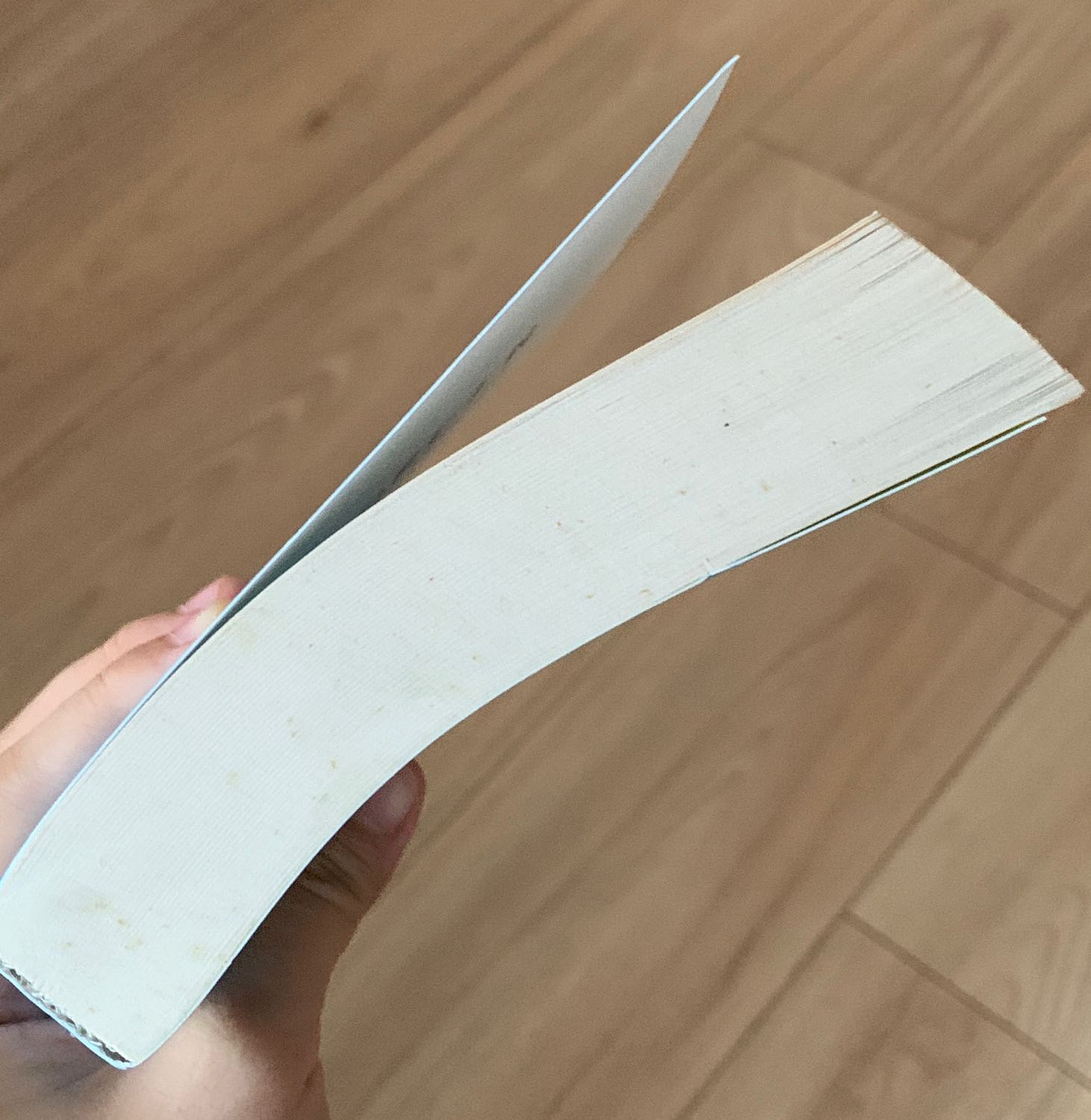 -Vì dịch, không có shipper nên đơn hàng của mình bị giao trễ hơn một tuần so với dự kiến.
-Lúc giao tới sách được Fahasa đóng gói chắc chắn, bao nilon bên ngoài sách, có miếng xốp mỏng chống va đập.
-Bìa sách mềm, đẹp, mở ra sẽ k bị tạo nếp ở gáy sách.
-Có hoá đơn đầy đủ chi tiết!