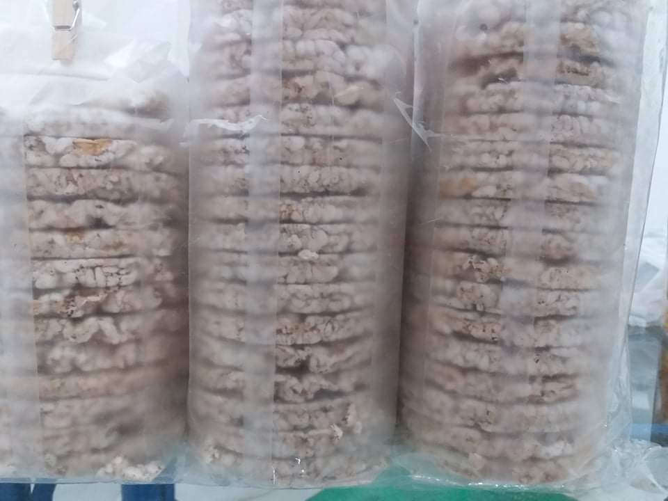 - Thực ra bảo bánh phù hợp với người ăn kiêng cũng ko hẳn, ngay cả khi bố mình là người ăn kiêng cũng bảo người ăn kiêng cũng không thích cái này, vì thực ra đã phải ăn kiêng thì xác định là ko thích, kiêng đường, kiêng mỡ, hay phải kiêng món ăn mình thích chẳng hạn. Dù vậy mình vẫn đánh giá món này dùng được, ăn giải trí khi đói, tránh gây ngán trước khi vào bữa.
- Về dịch vụ vận chuyển của tiki vẫn nhanh và tốt như hồi nào, 20 chuyến mình được nhận hàng thì chỉ có một chuyến trễ thôi, và lần này cũng thế, thật sự hài lòng.
- Bạn nào mua về cho bố mẹ ăn thì cân nhắc nhé, vì nó nhạt lắm đấy, tôi cũng chưa ăn thử, nếu phải đánh giá thì có lẽ nên nói là "ăn thấy thú vị mà thôi"