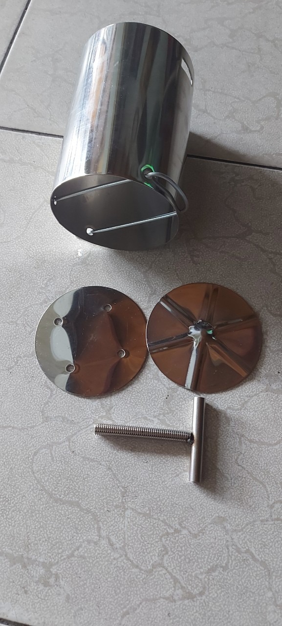 Bộ khuôn làm giò xào, chả lụa giao thiếu thanh inox ngang để bắt bulong ép dọc  nên không sử dụng được, đề nghị kiểm tra và gửi lại cho tôi. hiện nay nhận hàng mà thiết phụ kiện nên không sử dụng được, buồn.