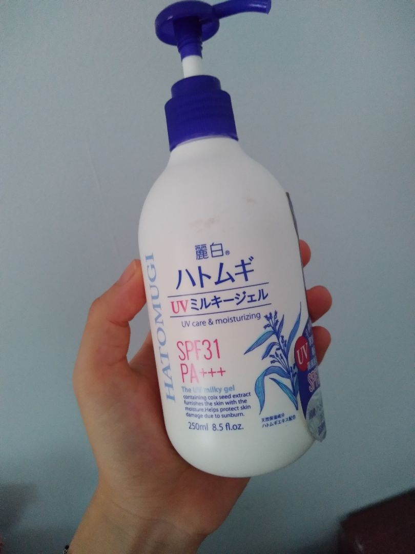 Mùi nhẹ nhàng thơm lắm nhé, da cũng mềm mịn hơn,da mình nhảy cảm mà sử dụng ko sao hết nhé, cảm giác lỗ chân lông cũng được thu nhỏ lại, giao hàng nhanh, mình đặt giao thường mà 2 ngày đã có rồi, đóng gói cũng kĩ nữa. 
Nhất định sẽ mua thêm, sài ổn quá mà.