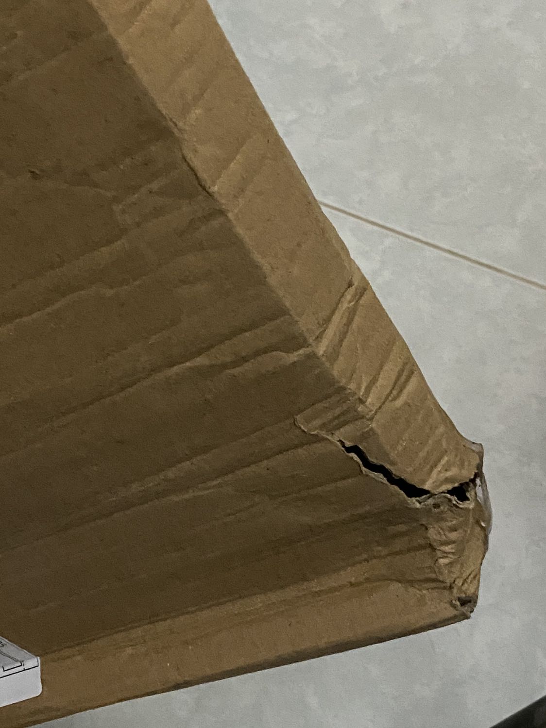 Tiki dạo gần đây khâu đóng gói và vận chuyển không chắc chắn lắm hay bị rách hộp, hên là bên trong có bao bì trong bọc sách lại. 
Về sách thì còn rất mới luôn và giao đầy đủ cả 4 cuốn. Rất hài lòng