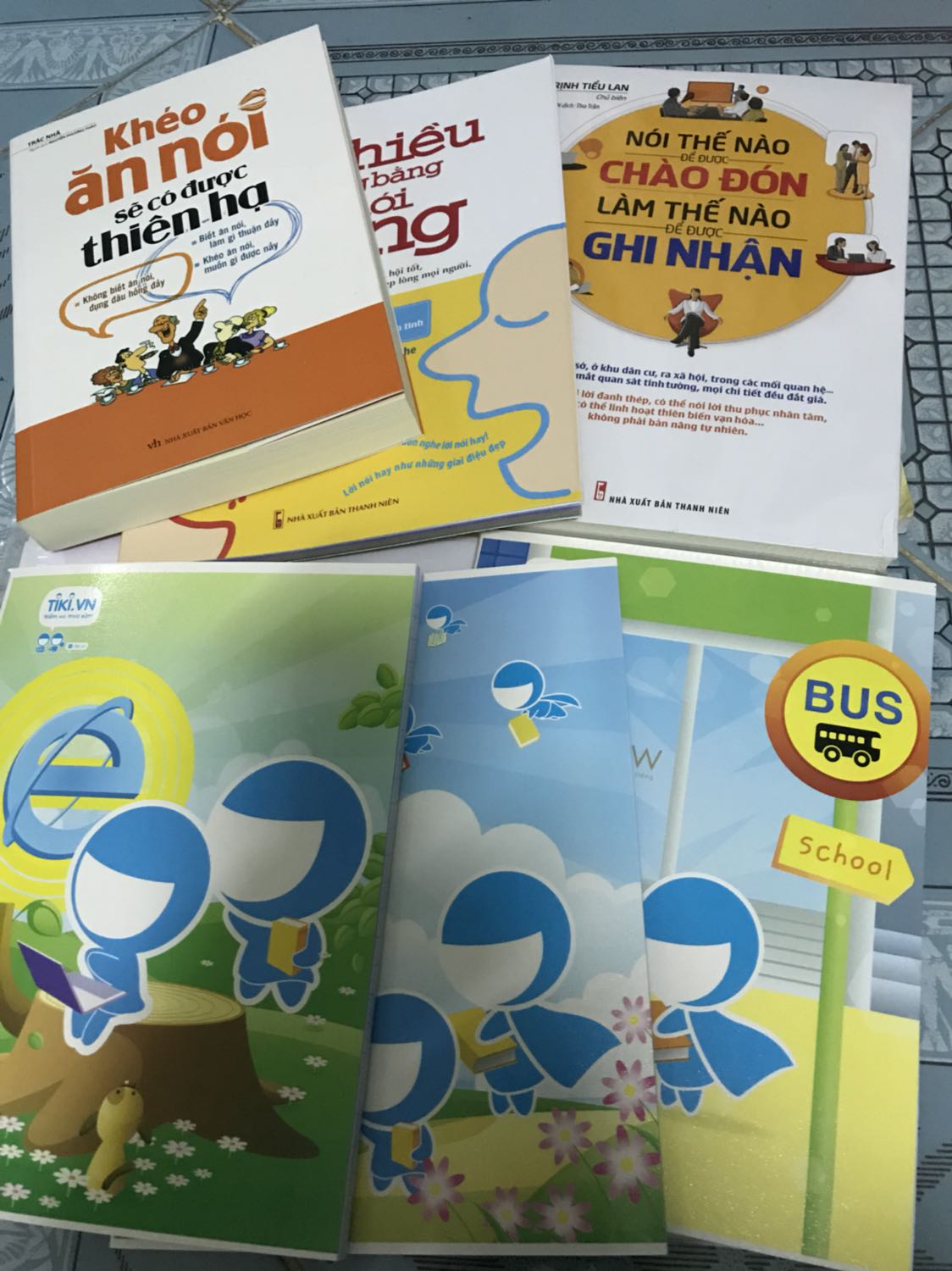 Mới đặt trưa hôm trước mà trưa hôm sau giao hàng đến nhà rồi, quá nhanh trong khi mình ở tỉnh, sách bọc gói cẩn thận, khá đẹp và được tặng 3 quyển tập giấy tốt, chưa đọc nội dung nhưng nói chung hài lòng với cách làm việc của Tiki ^_^
