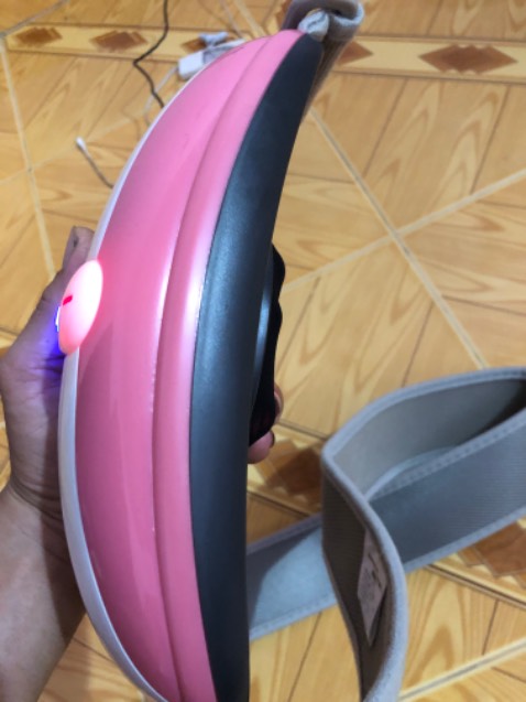 giao nhanh,nhìn bề ngoài gia công bình thường ,nút bấm êm dễ nhìn dễ sử dụng ,rung 4 chế độ và khá mạnh ,chế độ auto khá tiện,đèn led chớp nháy đỏ chờ và xanh sẵn sàng khá hay.độ ồn chấp nhận dc.dây của adapter 12v cũng dài và chưa đủ chắc chắn ,đây cũng là nhược điểm của máy do không tiện di chuyển vì sử dụng cục nguồn câp .thông số ghi trên đai là 27w mà cục nguồn có 12v 2A tính ra cục nguồn có 24w 🙄.gì z chời.