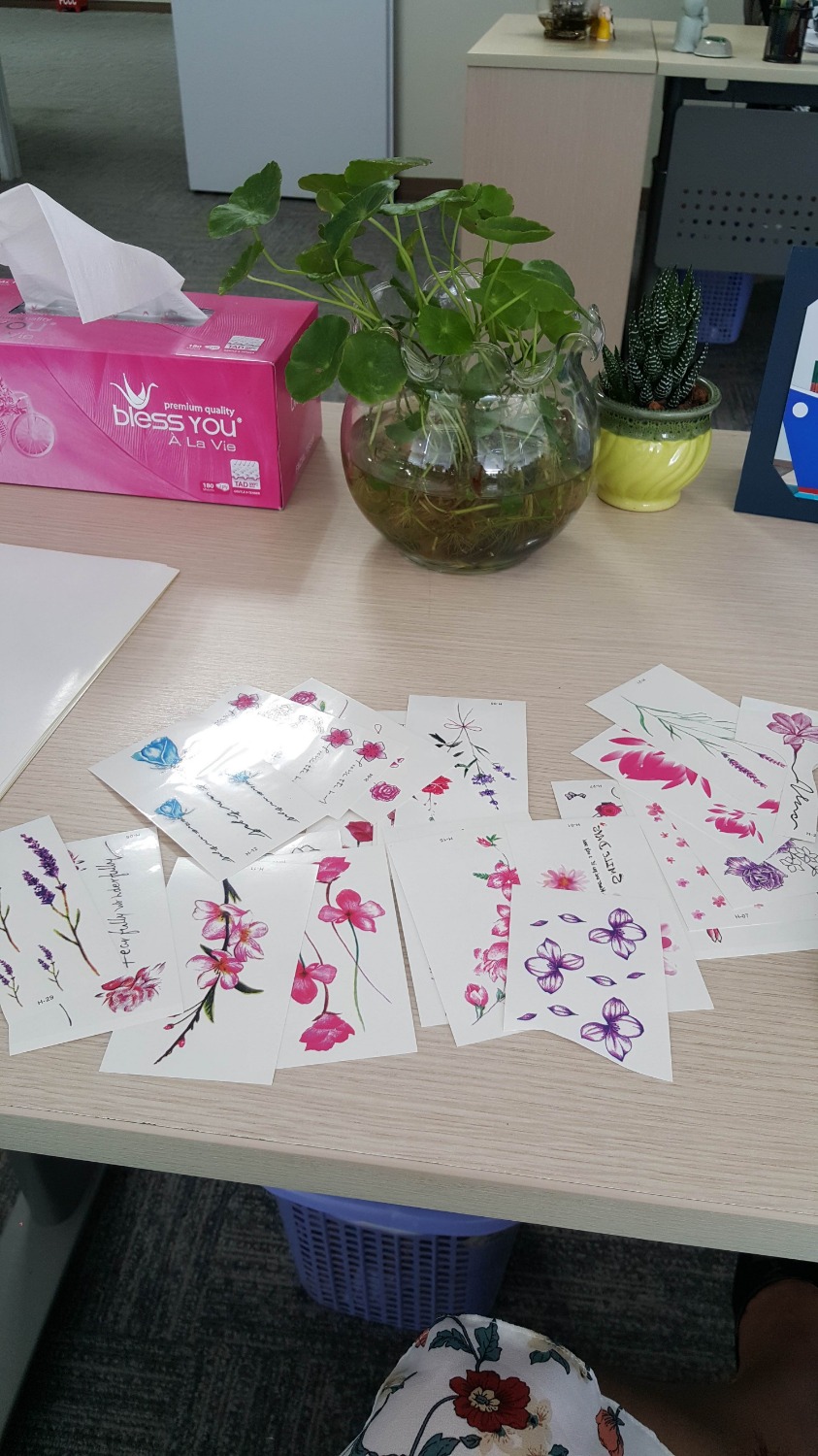 Mới nhận hàng hôm nay đem ra thử ngay, hình xinh ơi là xinh mà rất là dễ dán, chỉ cần tháo lớp ni lông, rồi bôi vào tí nước là dính ngay, cực kỳ thích luôn. Ai cũng khen dễ thương hết trơn, hihi, niềm vui đơn giản chỉ thế thôi. Mình chưa biết có bền hay không vì mới dán đc nửa ngày, cũng rửa tay vài lần vẫn còn nguyên, có 40k thôi mà quá trời mẫu, mỗi ngày 1 mẫu cũng rẻ chán, dán bao giờ cho hết. Mình đưa mấy chị đồng nghiệp dán ai cũng thích hết trơn :))