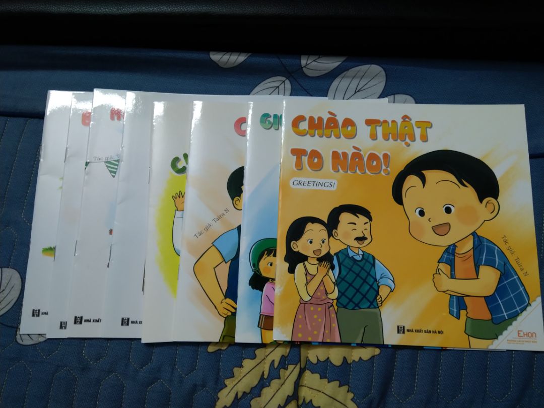 BỘ EHON này tạm được. 
Điểm cộng là có Song ngữ + quét QR code thì có Clip đọc truyện Tiếng Anh.
Điểm trừ là in ko đep, nội dung trang vẽ bình thường, ko xứng là Ehon, mua 1 bộ Mà gáy sách cũng lung tung, giá 29k/ quyển (16 trang mỏng te) là không xứng. 
Ai mua bộ này thì mua bộ CHÚ ẾCH CON hay va bổ ích và đặc sắc hơn nhiều.