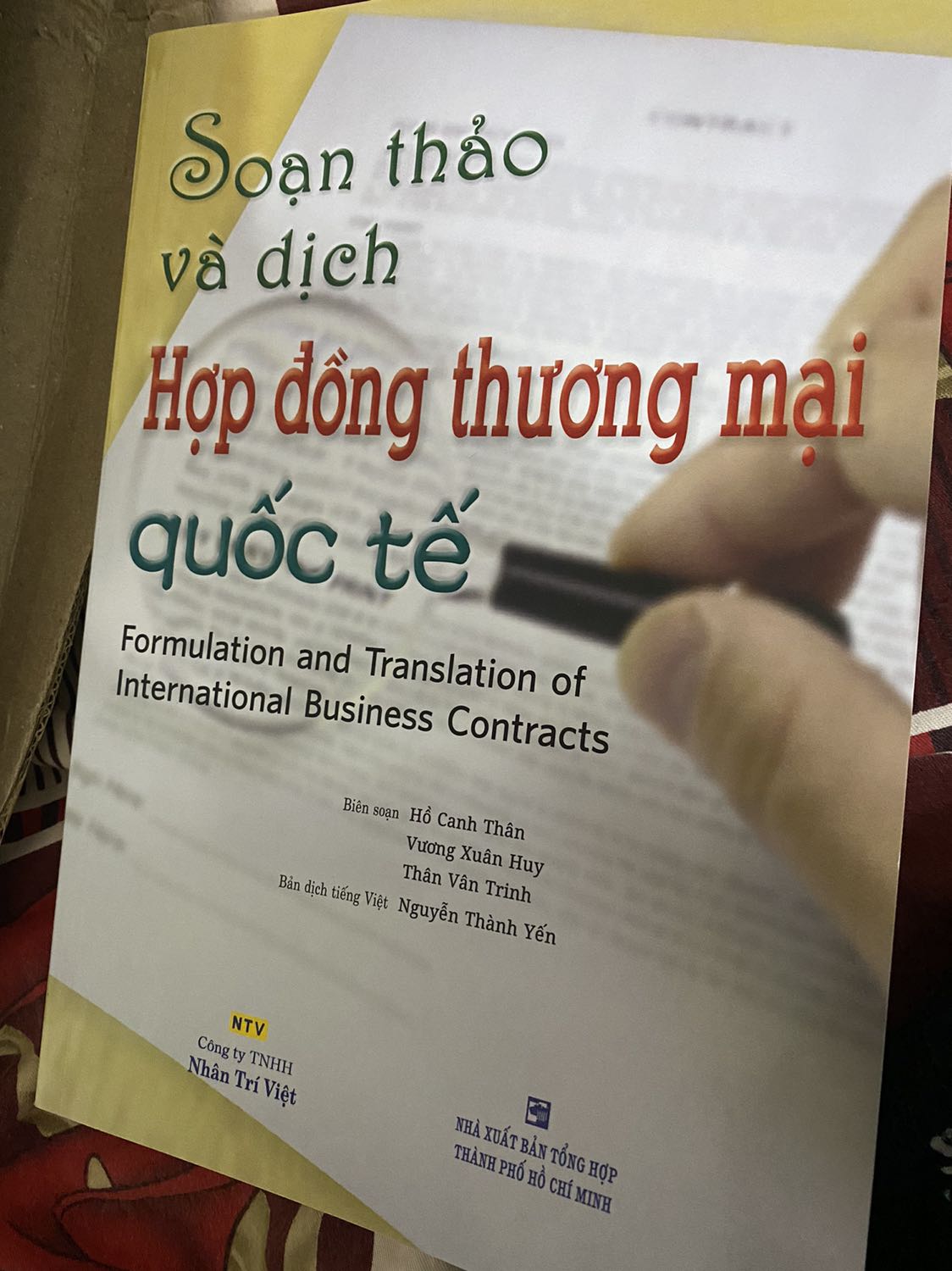 Sách dày dặn và rất đáng tiền mua. Mình đã học môn này rồi mà lúc đó chỉ xài sách photo thôi. Bây giờ có cv cảm thấy rất cần nên mua bản gốc luôn. Cảm thấy rất đáng vì mình đã đọc hết từng trang rùi? có quay video lại nhưng tiki không cho đăng ?