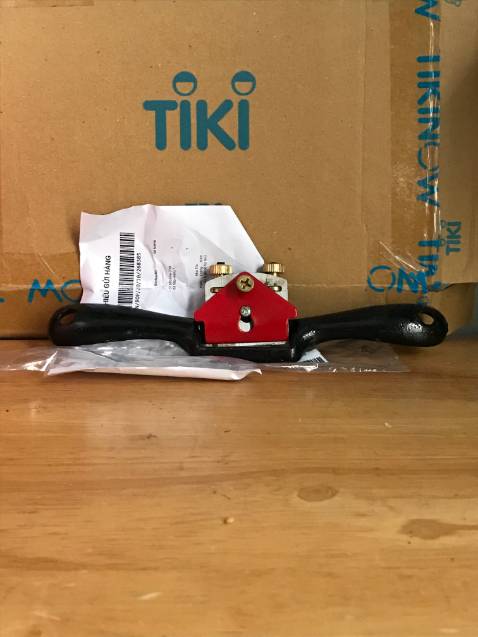 Cầm chắc tay. Lưỡi khá bén. Sử dụng trong những việc mộc đơn giản trong không gian rộng thì thì ok.