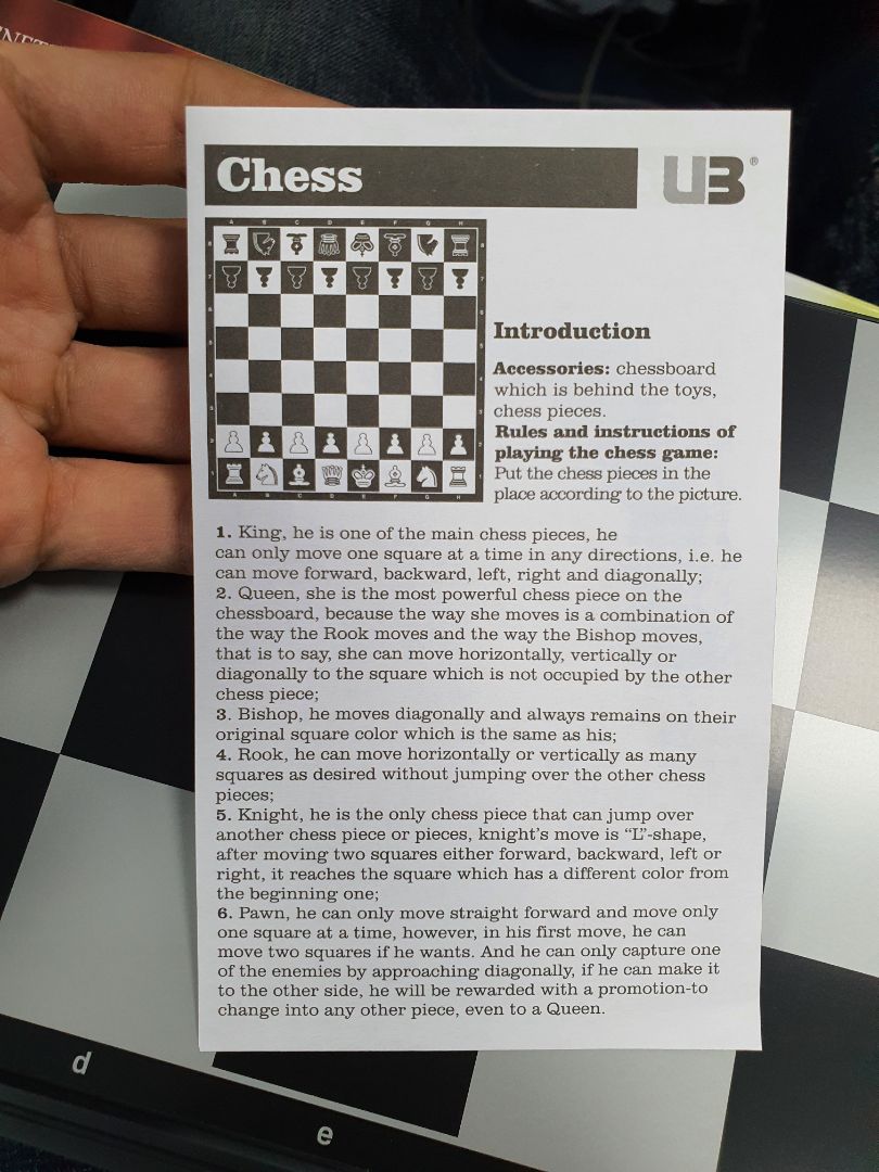 Bao gói chỉ quấn 1 lớp ni lông hơi sơ xài. Còn bộ bàn cờ khá là chất. Quân cờ bằng nhựa mạ màu vàng và bạc. Thử sắp lại rồi dựng đứng lên thì đa số không bị rớt quân nào.