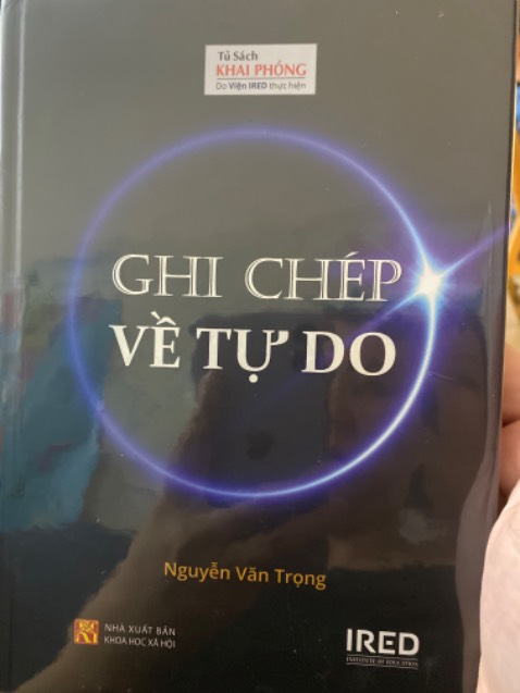 “Lật bàn về khái niệm tự do. Tự do là cái gì đó được nhân loại ngợi ca, giống như điều hạnh phúc và điều thiện, giống như tự nhiên và hiện thực. 
Đây là một từ ngữ là ý nghĩa của nó thật co dãn như miếng xốp có nhiều lỗ trống khiến cho hình như ít có diễn giải nào có thể trụ được”

Một tác phẩm tuyệt vời để được ngụp lặn trong mọi ngóc ngách đẫm suy tư của miếng xốp nhiều lỗ trống này.