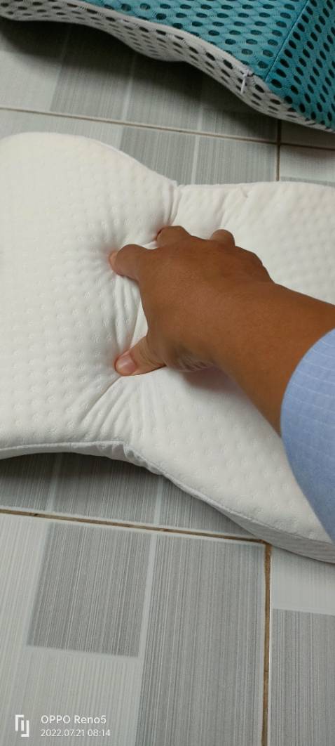 Chất liệu thông thoáng, tuy nhiên hơi mỏng, miếng nhựa bên trong rất yếu chỉ được cái đàn hồi tốt.
Dùng chơi cho vui chứ ngủ trưa thì mặt để trên này ko thoải mái, để kê tay cho vợ nằm thì gối quá nhỏ và mỏng dễ đau đầu.