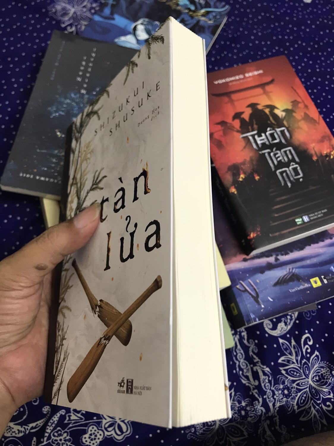 Một số mọt trinh thám nói rằng, nếu sách của tác giả này đến với độc giả Việt Nam sớm hơn thì chẳng ai biết đến Keigo. Là người cuồng Keigo, tôi hơi khó chịu đến lời đồn đại này, và quyết định đọc nó để cảm nhận được chuẩn xác nhất một cách khách quan nhất. Thật lòng, sách rất hay. Tác giả viết chắc tay, cốt truyện không mới nhưng mạch lạc, các mối quan hệ của các nhân vật trong sách được viết rất chi tiết, tỉ mỉ.

Tôi đã rất thích cái kết mở của Tử Kim Trần trong truyện Đứa Trẻ Hư, hay cái kết có vẻ thông cảm cho dã tâm, tội ác của yukiho (Bạch Dạ Hành) mà Keigo đã lựa chọn. Nhưng nếu cả 2 tác giả gạo cội của văn học trinh thám Trung Quốc và Nhật Bản này mà đọc cuốn Tàn Lửa của Shusuke này trước, thì chưa chắc đã viết 2 cái kết đầy bao dung như thế. Trong Tàn Lửa, khi cái ác không bị tiêu diệt tận gốc, sự phán xét còn mang tính nhân văn phiến diện đối với cái ác, niềm tin hướng thiện bị đặt nhầm chỗ, nhầm người thì, cái ác, như đốm lửa tàn, khi được thổi bùng lên thì sự huỷ diệt của nó rất đáng sợ.

Dù rằng, Tàn Lửa của Shusuke có xuất sắc như thế nào, có đánh chiếm được vị thế của Keigo như Musso từng đánh chiếm vị trí số 1 của Mac Levy không. Nhưng, chắc chắn Tàn Lửa là một tiểu thuyết trinh thám phân tích tâm lý hay, rất đáng đọc nha các bạn. 

Tiki ship đúng hẹn, sách mới coong, đóng gói không có xốp chống sốc, gáy bị dúm nhẹ.