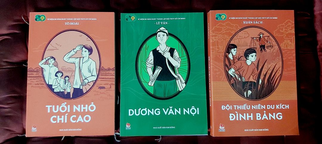 Mỗi mẩu chuyện là mỗi tấm gương, mỗi sự kiện lịch sử. Tác giả Tô Hoài ghi chép lại như một tư liệu quý giúp bạn đọc nhỏ tuổi hiểu thêm về truyền thống cách mạng của thiếu nhi Việt Nam trong những năm 1945 - 1950. 
Sách được bọc cẩn thận và giao nhanh. Dịch vụ Tiki thân thiện. Like!