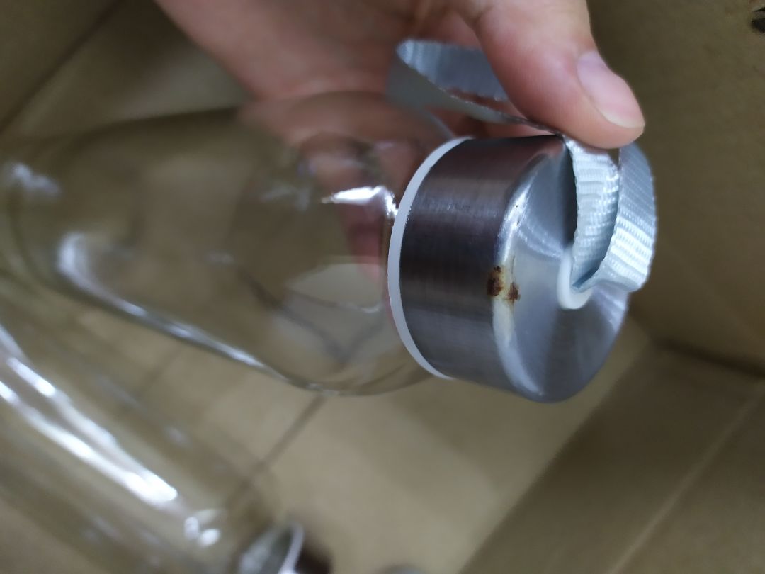 Chất lượng sản phẩm rất tệ, đáy bình bị lỗi, nắp thì bị gỉ sét, gói hàng sơ sài, mua cùng hộp tăm nha khoa thì bị đổ vung *** trong thùng, không có xốp chống va đập. Đồng ý giá rẻ thì không quá đòi hỏi về chất lượng, nhưng bị gỉ sét như thế này thì không thể chấp nhận được. Giao hàng chậm. Tiki nên chọn lọc kĩ nhà phân phối để hợp tác. chưa bao giờ mua hàng trên Tiki mà thất vọng đến vậy!!!