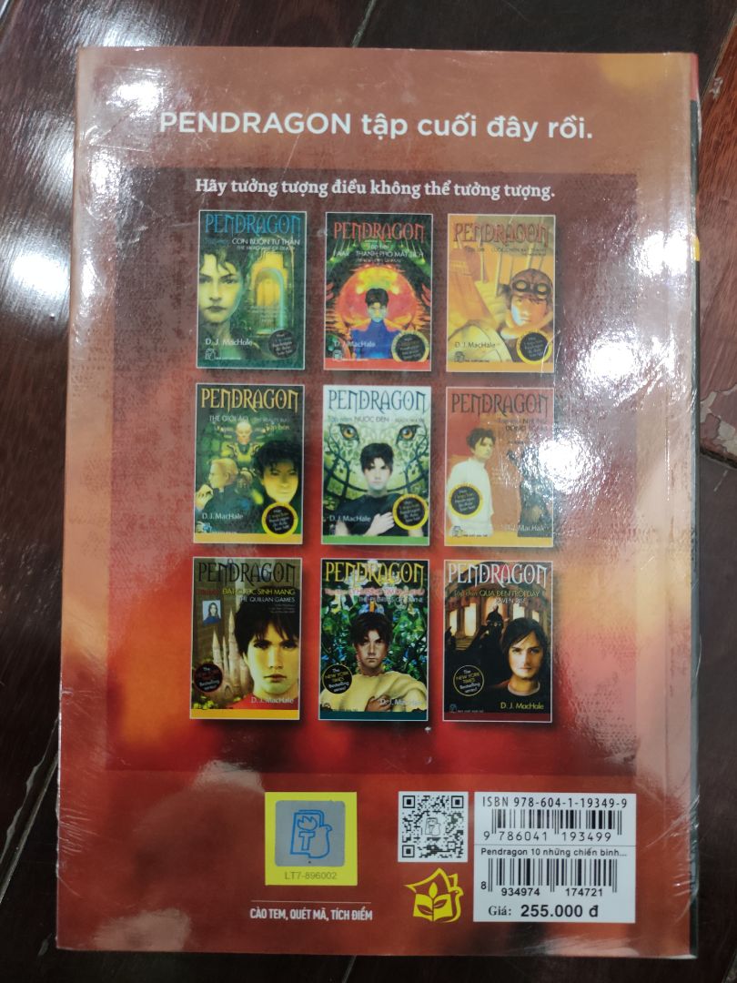 Tập cuối đã phải chờ đợi từ rất lâu rồi, thậm chí mình đã đọc xong bản tiếng anh vì sợ nxb bỏ, cuối cùng cũng đã ra. Mình vẫn mua để đọc lại bản tiếng việt cho trọn vẹn.
