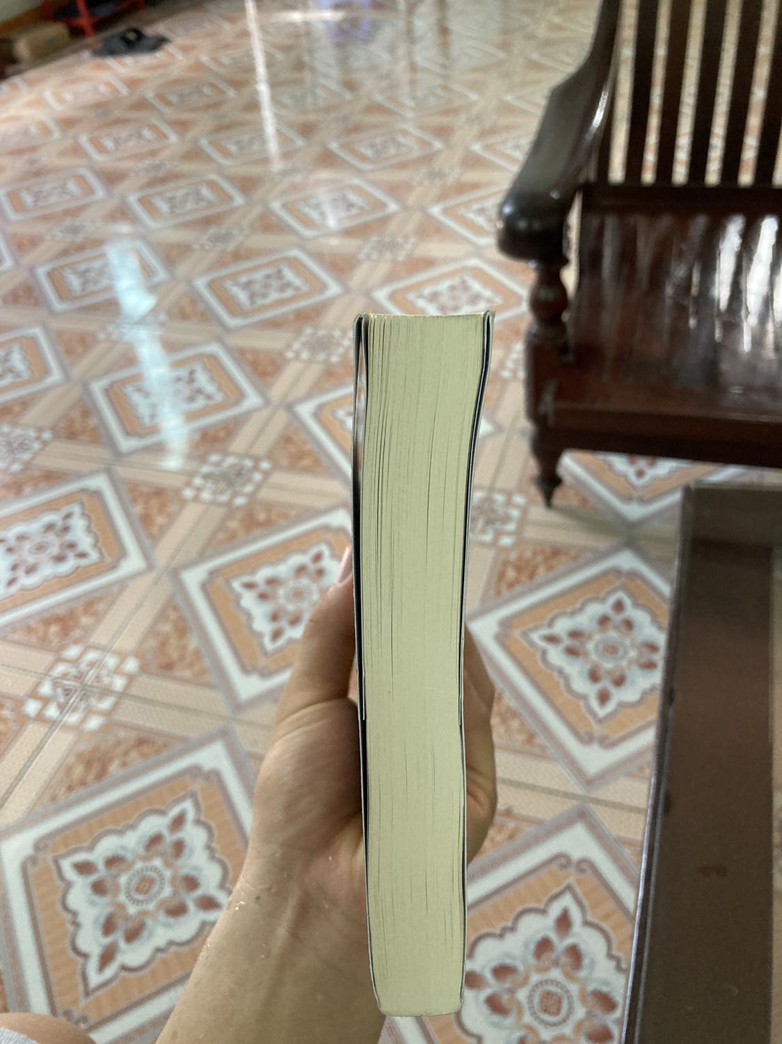 Hộp đựng bên ngoài méo mó không giống các lần trước mình mua sách trên Tiki. Và hơn nữa nếu mình không cod book-care thì ít nhất cũng để vào cái túi bóng chứ. Sách có vết xước ở mặt trước và mặt sau. Vì mình mua sách trên face quyển đó giờ bung hết nên mua lại chứ thấy không phải sách mới 100% là cũng không hài lòng rồi