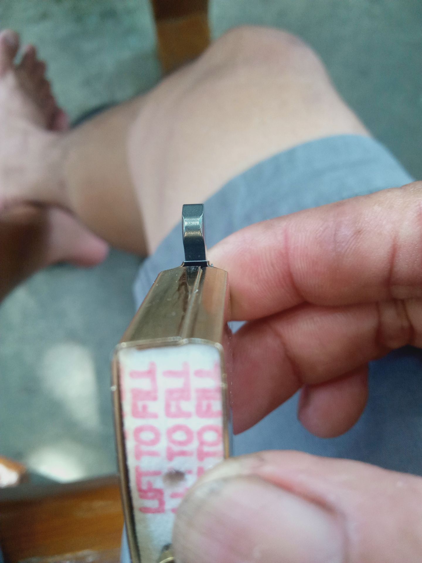 mình rất thất vọng về cái bật lửa zippo vừa nhận được với số tiền là 619.000₫ chỉ là một zippo hàng chợ nhưng tiki lại *** mình lấy 619.000₫ làm ăn chẳng uy tín gì hết, ruột zippo bị nối giáp lai, nếu tiki làm ăn uy tín thì liên hệ đổi lại cho mình,
thành thật cảm ơn! hàng điểu nên đổi lại nhé tiki