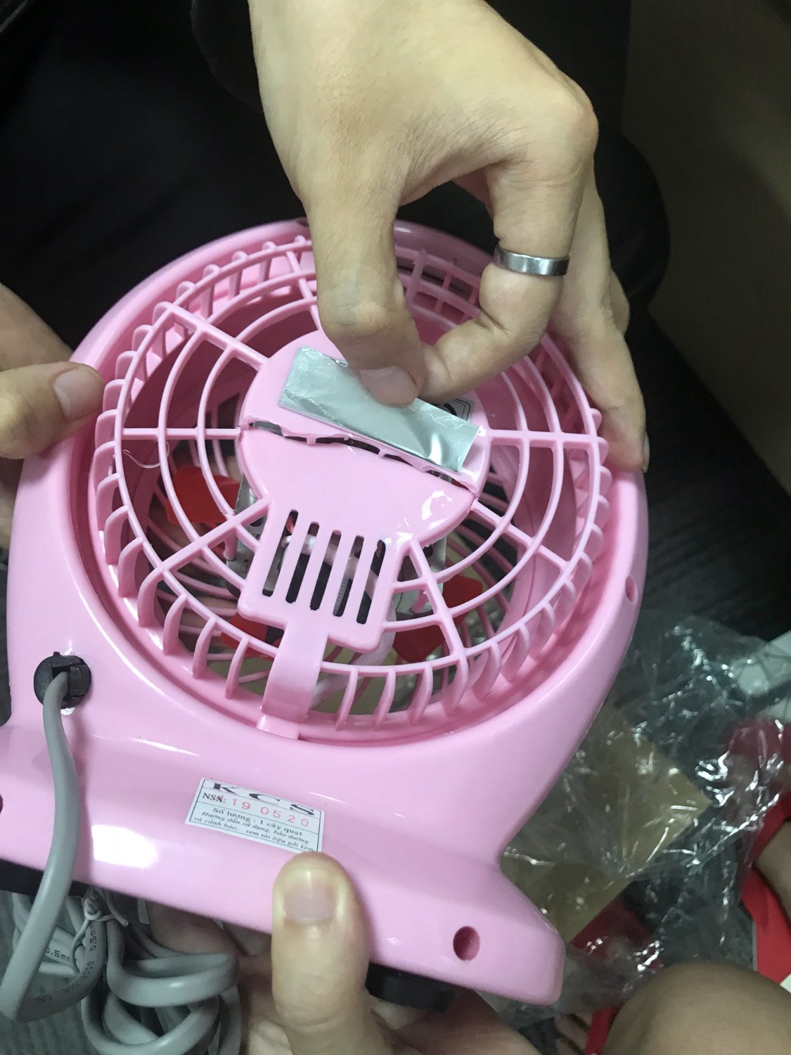 Mình cảm thấy không hài lòng về sản phẩm mình nhận được. Mình mới nhận hàng hôm thứ 6 (12/06/2020), chưa kịp sử dụng đã có vết nứt, và có mảnh đen văng ra bên ngoài. Hiện tại mình vẫn chưa nhận được đổi trả sản phẩm. Hi vọng Tiki kiểm tra hàng tốt hơn nữa.