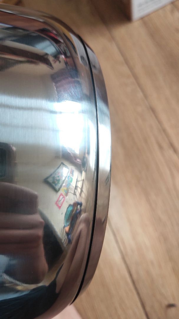 Đóng gói cẩn thận, giao hàng nhanh, mua 2 nồi nhưng chỉ có 1 phiếu bảo hành. Nồi không móp méo, inox sáng, nhưng chất lượng gia công chưa tốt lắm, đế nồi và thân nồi vẫn có khe hở nhỏ, có dấu hàn giữa quay và thân