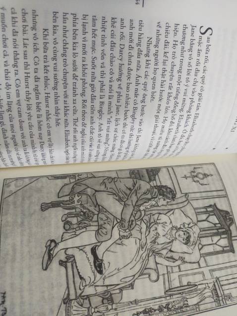 Bìa sách có hơi bị móp do chỉ được lót bằng một lớp giấy khá mỏng. Nhưng không ảnh quá nhiều đến chất lượng sách. Mình khá là ưng kiểu đánh số trang như này. Mình đã đọc qua vài tác phẩm và thấy khá hứng thú với kiểu bổi cảnh như trong truyện: có hương vị cổ điển, toát ra vẻ sang trọng, quyền quý, đôi chút cho mình cảm giác ngột ngạt, u ám không tả được nhưng lại vô cùng cuốn hút. Cứ thấy mình sang ra ý :))) Btw, mình tạm chưa thể cảm nhận về nội dung vì vẫn chưa đọc hết tác phẩm mà chỉ có chút cảm nhận và liên tưởng đối với bối cảnh truyện thôi.