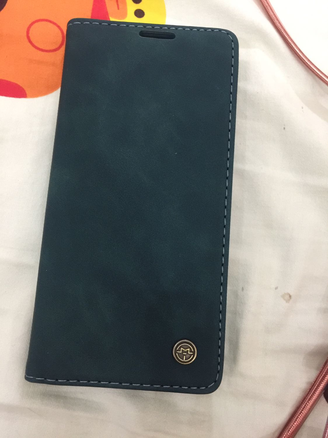 Nhìn siêu đẹp sang, có ngăn đựng thẻ, bảo vệ tốt điện thoại, chỉ có điều không biết có bền không