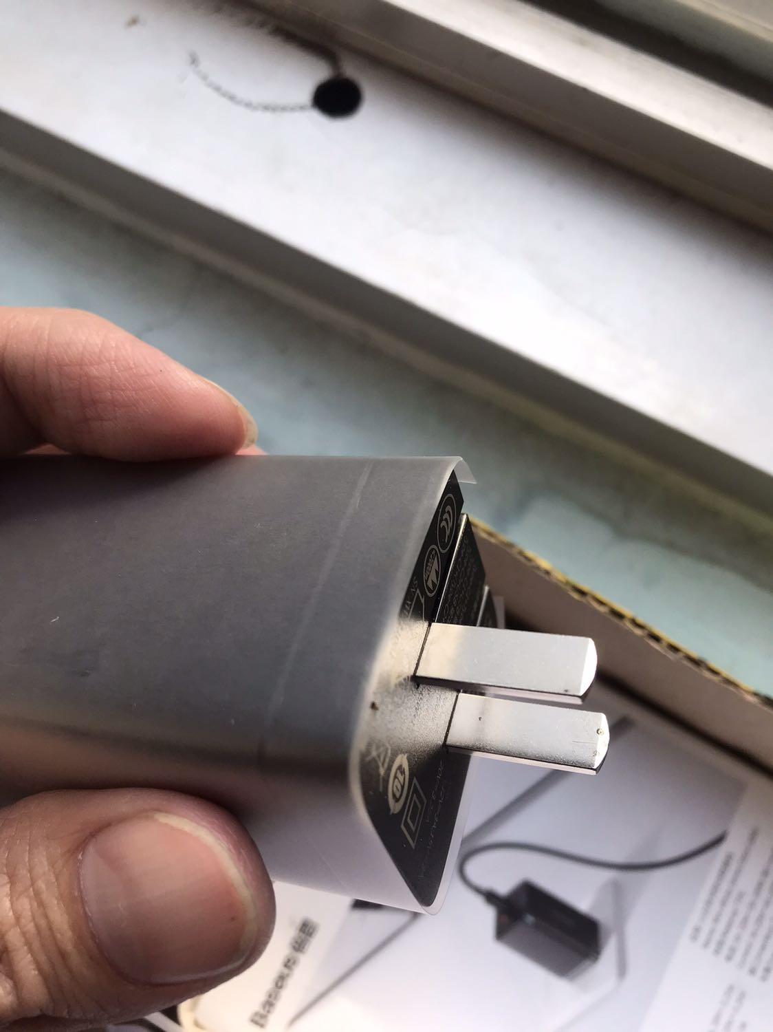 Hộp hơi móp nhưng không sao. Chân sạc có dấu hiệu bị cắm thử ổ điện và nó nổ cái chát nên để lại 2 dấu nám trên đầu chân sạc. Check mã qr code thì đây là hàng chính hảng. Sạc rất mạnh như quảng cáo. Nói chung là được. 
Vẫn đang chờ hoá đơn VAT của shop.