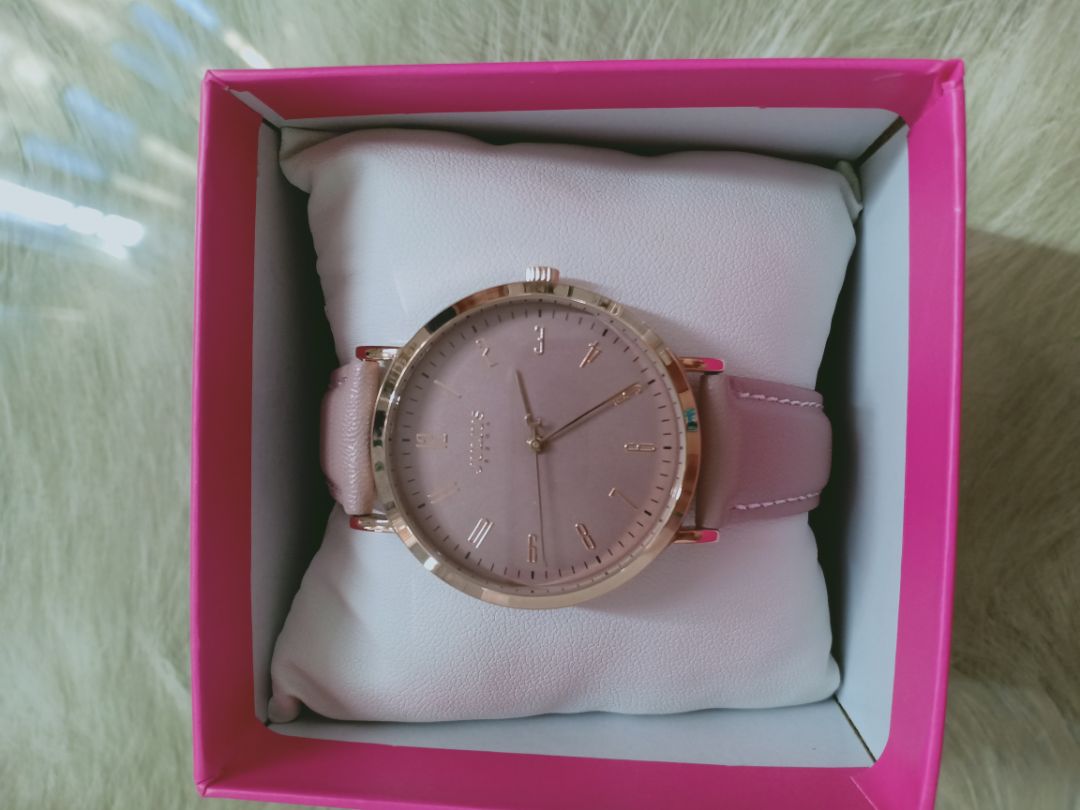 siêu đẹp 
cực kỳ hài lòng luôn 
màu đẹp 
Kim chỉ đúng giờ không cần chỉnh lại