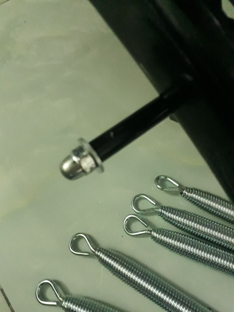 Các bạn có ý định mua nên suy nghĩ lại nha, phần chổ thanh gắn lò xo óc quá cứng ko tài nào tháo ra để gắn lò xo vô được 2 người đàn ông làm cả buổi tối vẫn không gắn được. Thái độ của shop ko nhiệt tình giải quyết, kêu mua máy vặn óc vít để mở phần đó ra quá phiền và mệt mõi, tốn gần 1tr2 bây giờ thành ghế ngồi và ôm thêm cục tức. Thật sự thất vọng.