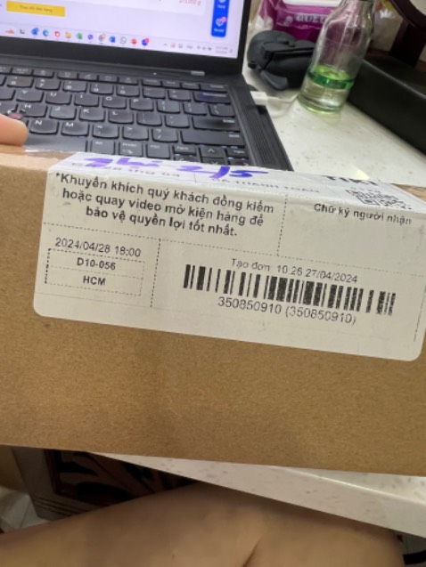 LÂN ĐẦU TIÊN BỊ *** TRÊN TIKI, CHẢ HIỂU SAO LẠI VẬY. Mua dưỡng môi mà giao nước tẩy trang, lại là thương hiệu khác.
Gọi điện, email đổi, vẫn giao lại cái này.
Đề nghị nhà bán và chính tiki coi lại, đừng để vì một shop làm ảnh hưởng toàn bộ các nhà bán khác với app này.