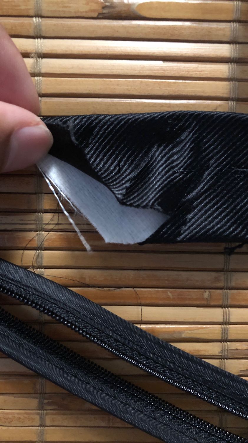 Mình Đặt hàng và tiki giao sớm hơn dự kiến nên mình ko có nhà, và Ba mình Nhận giùm.
Mấy ngày sau về mình lấy.
Nay đem zô Sài Gòn mở Ra thử nó như vầy.
-Đặt màu xanh đen mà ship màu đen mun luôn.
-cavat mở ra thì rách như hình.

Ko hài lòng, mình muốn trả hàng.