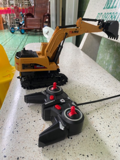 Chất lượng rất tốt so với giá. Bé nhà mình rất thích. Xe đi chuyển trước sau trái phải, có thể điều khiển cần múc rất linh hoạt.
Pin xe có thể sạc, chơi khá lâu.
Có công tắc ở phía dưới xe nha mọi người. 
 10 điểm.