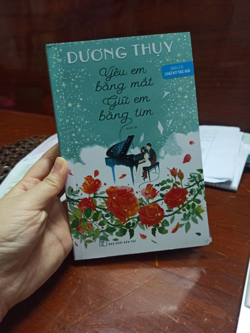 Quá vui vì mua được giá tốt mà còn có kèm chữ ký của tác giả nữa.