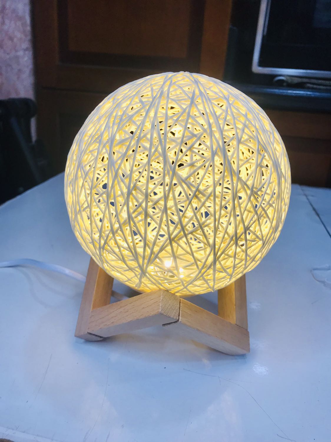 Giao nhanh, đẹp, đóng gói kỹ, ánh sáng vàng. Rất hài lòng. Vào phòng hơi tối đẹp lung linh luôn. Ths Tiki và nhà SX!