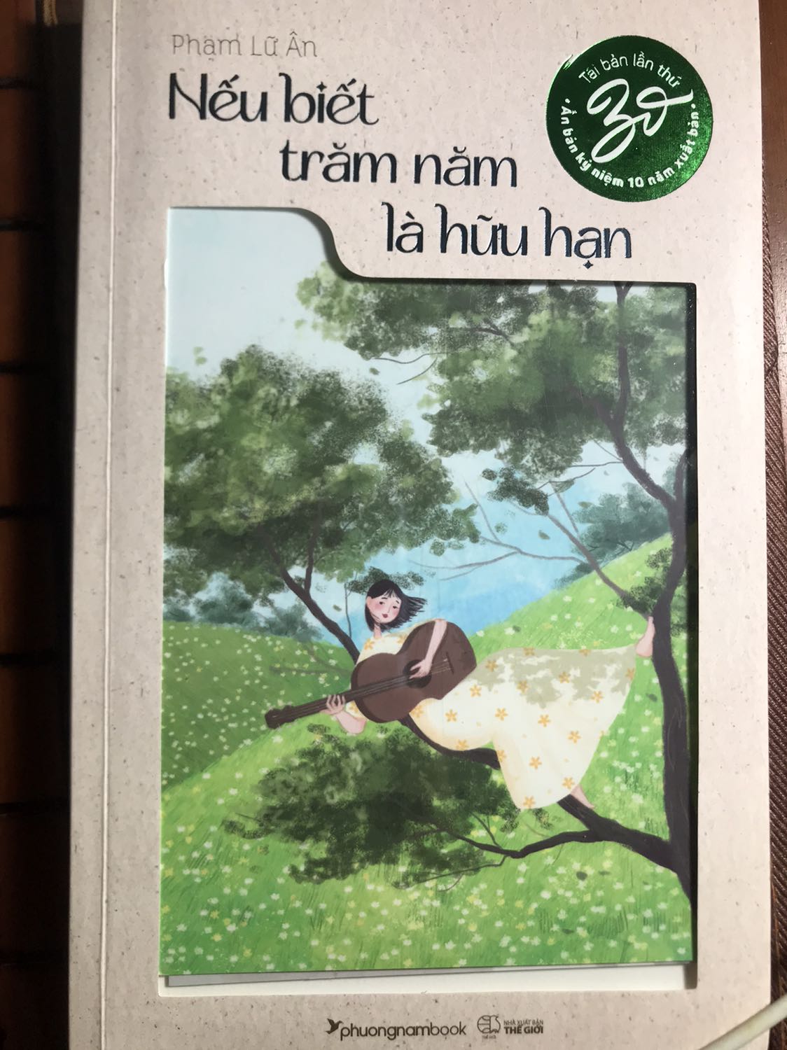 Tiki vẫn vậy gia hàng nhanh gần như chỉ mất một ngày là mình nhận được hàng. Nhưng hơi thất vọng về cách đóng gói khi không có một lớp nào bảo vệ sách luôn ấy, xong sách của mình còn cũ trông như đã đọc qua rồi vậy vết mở sach rất rõ luôn
