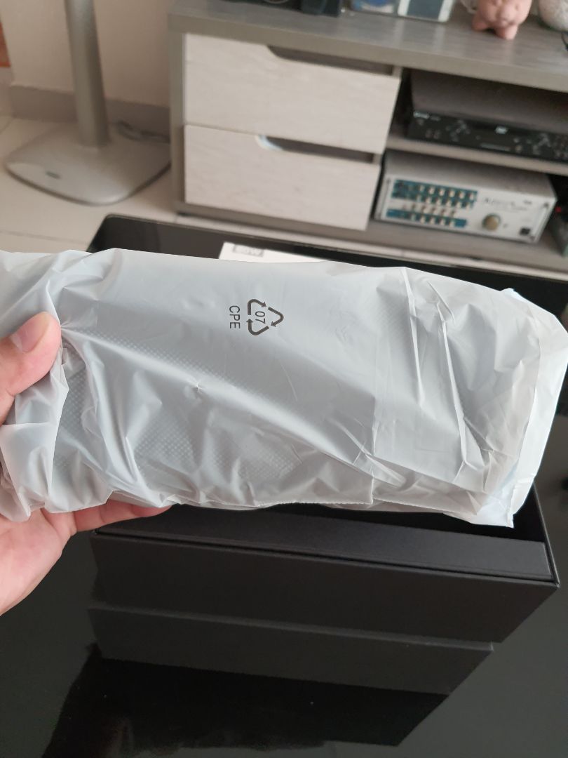 Giao hàng nhanh và đúng hẹn. Đóng gói cẩn thận, tem còn đầy đủ loa đẹp, cho chất lượng âm thanh tốt. Nhưng sao không thấy giấy bảo hành. Mới mua hàng tiki 3 lần, đt, ốp lưng, và loa đều rất vừa ý. Sẽ ủng hộ tiki lâu dài.