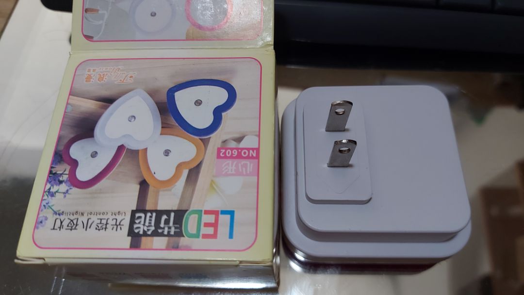 đèn rất dễ thương, mình nhận dc màu trắng với màu hồng rất cute, nên mua của shop Tila mình thấy hàng chất lượng ổn định. mình có xem shop khác giá rẻ hơn nhưng sản phẩm ko dc ok lắm. Cho shop 5 sao vì đây là lần thứ 2 mình mua của shop rồi.