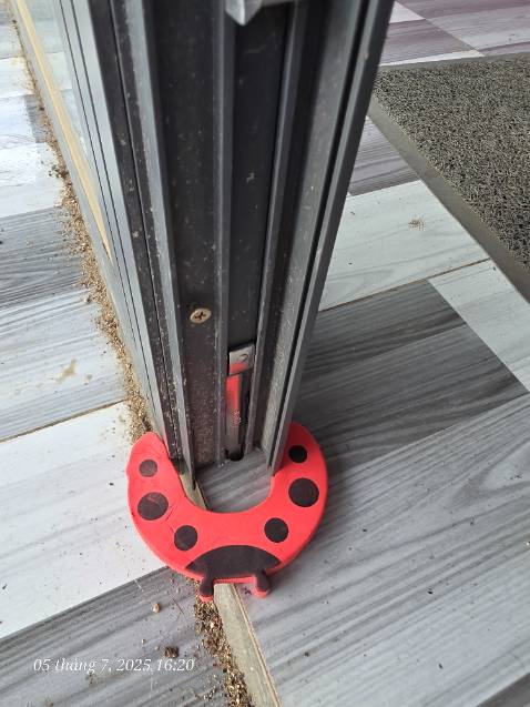 Hơi nhỏ so với cửa nhà mình nên dễ bung ra.