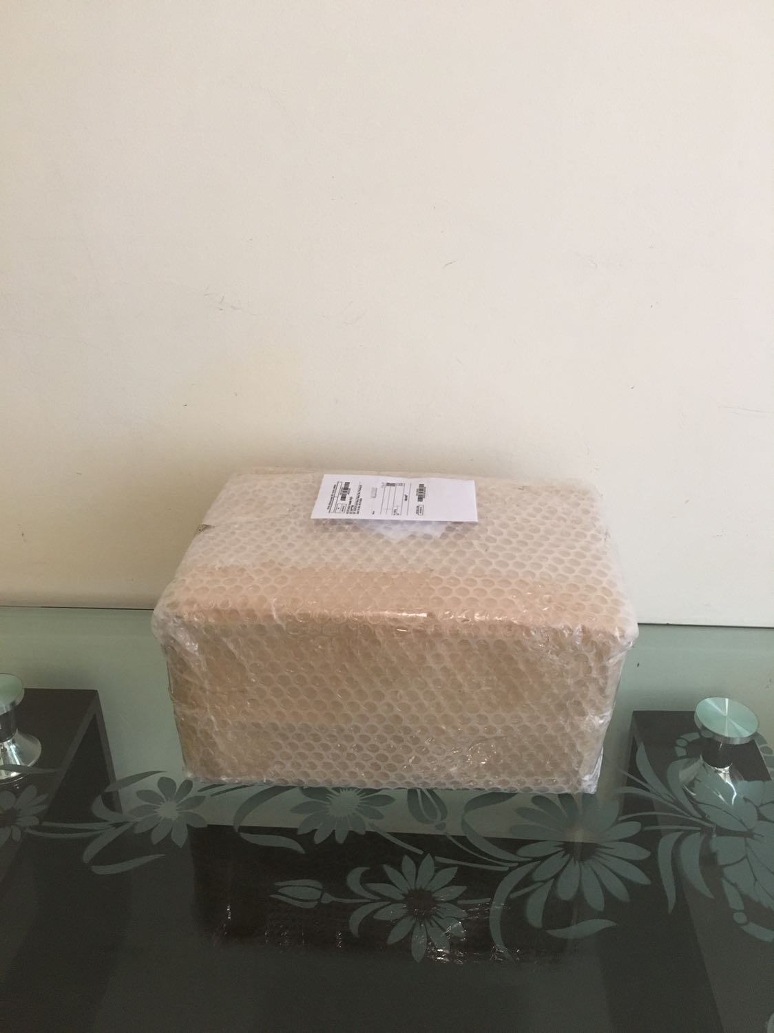 Giao hàng rất nhanh. Shipper lịch sự. Hàng được đóng gói cẩn thận, giống như mô tả, chắc chắn & đẹp. Rất ưng ý.