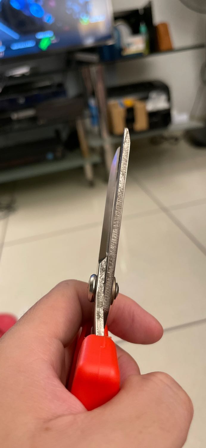 Kéo dùng ổn, phần nhựa hoàn thiện tốt, lưỡi kéo sắc bén, tuy nhiên phần lưỡi kéo hoàn thiện chưa tốt. Giá 194k là cao đối với mình, tầm 100k thì chấp nhận đc