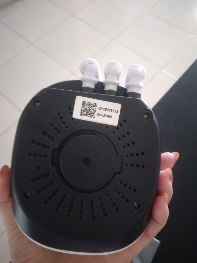 -chờ nhận rất lâu nhưng đang dịch thì chấp nhận được
- máy nhìn có vẻ ok, nhưng không có nơi cắm thẻ nhớ, không có nút reset, không tìm thấy wifi camera khi kết nối; 3 râu nhưng chỉ có 1 râu là chính, 2 râu kia chỉ là hình thức
- Tóm lại: mua về rồi, cài đặt nhưng ko dùng được.