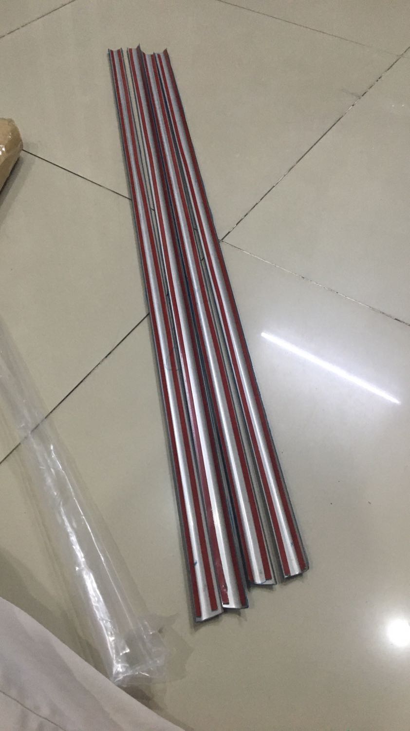 Giao hàng thiếu 2 cây dài phía trên, trong hình có 2 cây dài, mà giao chỉ có 4 cây ngắn chân kính! Tiki xem và giải quyết giúp nhé!