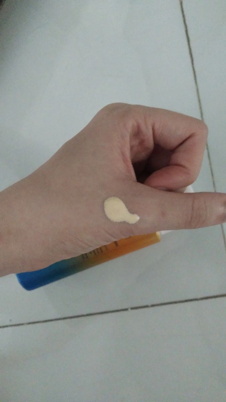 Mùi thơm dễ chịu, kem mịn dễ tán, nhớ lắc đều trước khi sử dụng, kem có màu cam nhẹ và đây là lần đầu mình đặt ở Tiki do có giảm giá nhiều