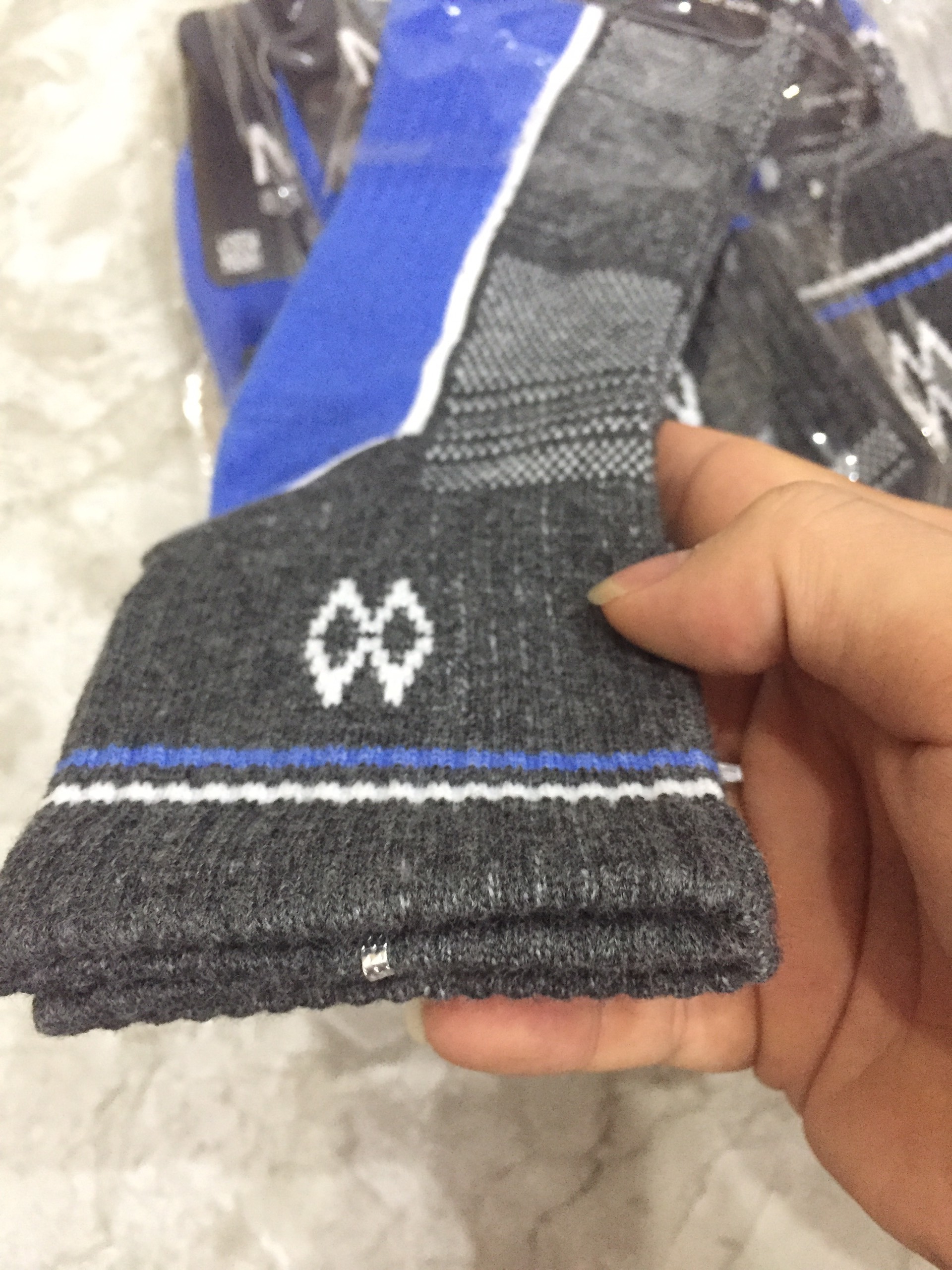 Tất thể thao đẹp, dày dặn, sản phẩm chất lượng cao cấp, giá tiền cũng rẻ hơn nhiều so với các thương hiệu lớn, chất lượng tương đương. Để xài 1 thời gian xem sao