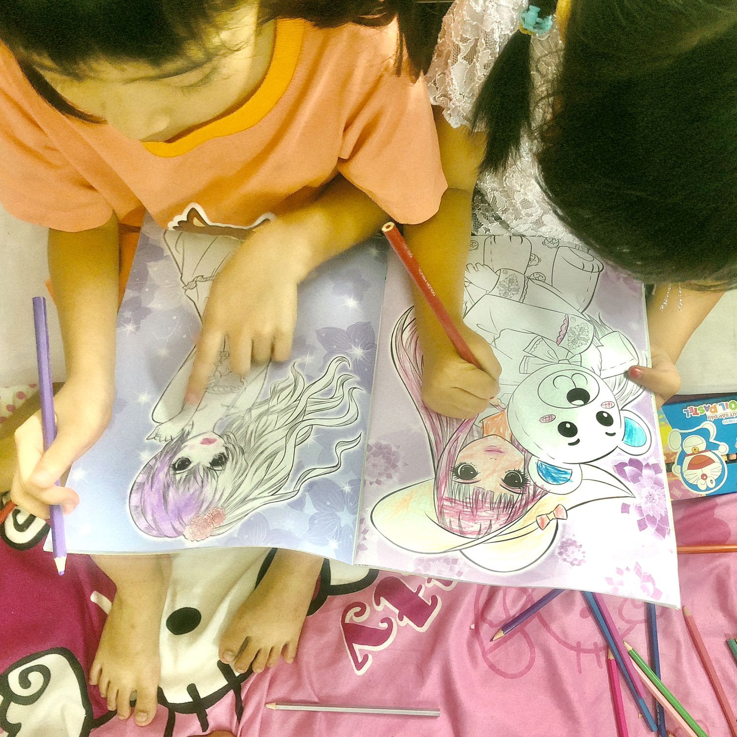 10k / quyển tô màu công chúa ?. 
Tớ mua cho các cháu mình tô, đôi khi mình cũng tô. Tô màu luôn giúp các bé cảm nhận về màu, khéo tay đồng thời giúp rèn luyện kỹ năng tập trung hơn.