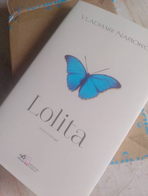 ult mở hộp ra đứng tim vì sách không được bọc,nhưng may quá sách không bị sao🥲, shipper thân thiện lắm luôn.ND sách mình chưa đọc,vì nghe nói nó đáng đọc,nên mình mới mua để thử,nhưng do nghe nói có phần nhạy cảm nên hơi rén=).Sách to lắm mn,cái bìa ngoài là giả thôi còn trong mới thật:)
Cảm ơn shop🌷✨