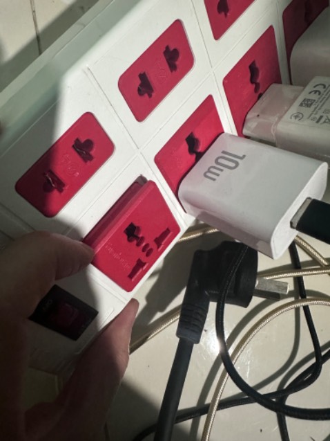 Cắm vào rút ra bay luôn cả nhựa bọc quanh chân cắm nha.