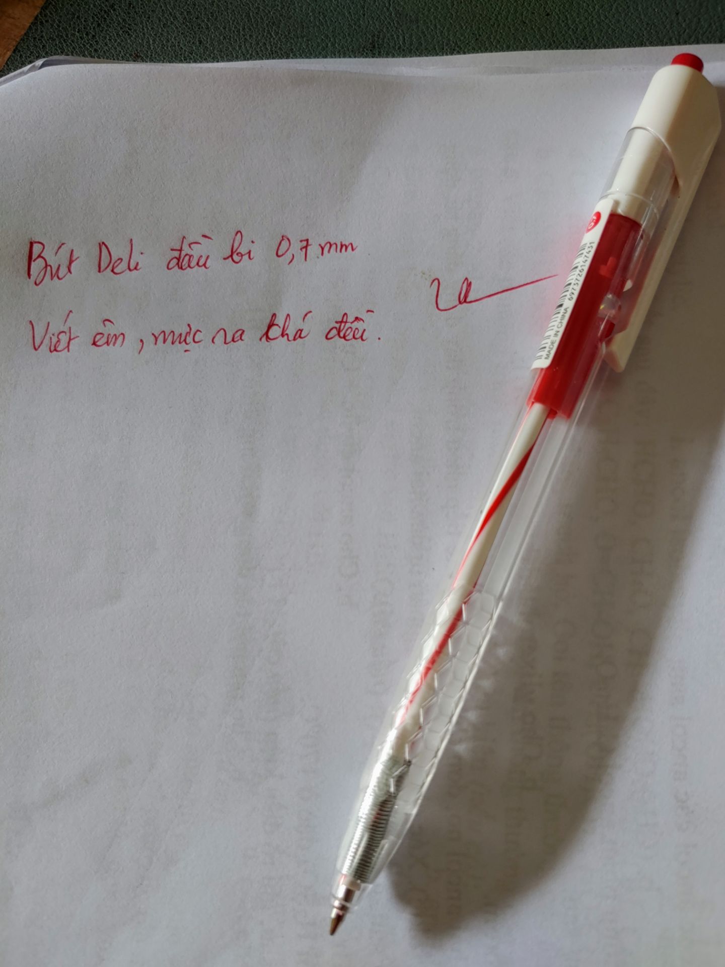 Bút có thiết kế cầm êm tay, khá đẹp. Mực ra đều, viết êm. Phù hợp cho học sinh, sinh viên, nhân viên văn phòng, giáo viên chấm bài. Cảm ơn Deli nhiều.