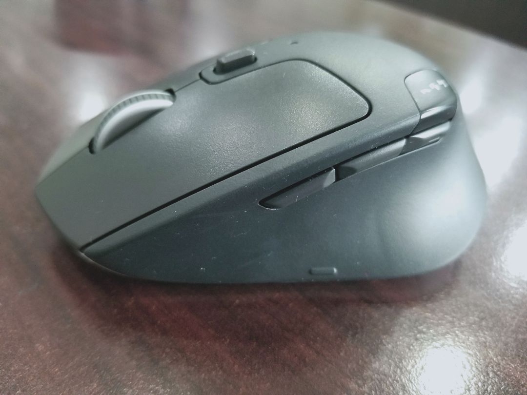 Chuột ổn, *** hơi cao. Dùng hơi nặng tay vì pin cục, có thể gây mỏi khi chơi game nhiều. Kết nối tốt, nhưng nếu pair hết 3 cái bằng bluetooth rồi thì đầu Unifying USB không tự nhận diện lại được nữa. Phải dùng app để pair lại. Tốt nhất nên setup 2 thiết bị bluetooth 1 thiết bị usb cho tiện. Phím cuộn giữa ổn, nấc cuộn không phiêu cho lắm. Nhưng cuộn nhiều dòng thì trơn tru. Logitech Options cho nhiều lựa chọn ngay cả trong 1 vài app - nó là phần tiện dụng nhất của con chuột này.