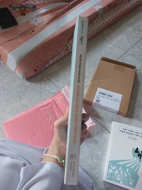 Bìa hơi cũ nhưng sách còn trắng, mịn
Hên giao về em không bị gãy góc. Recommend shop nên bọc chống sốc ạ