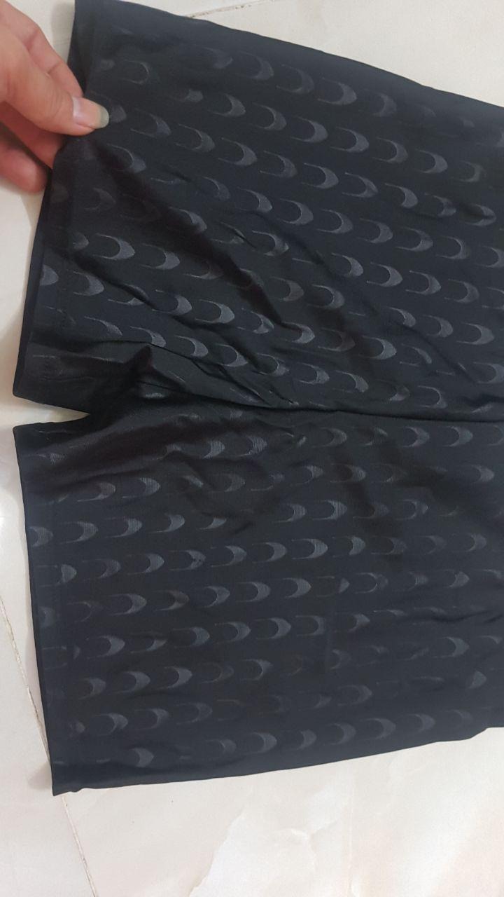 mới nhận hàng hồi chiều , tiki giao nhanh .
Đánh gá ban đầu thì quần họa tiết , thiết kế như hình . Mặc vào vừa size chắc do co giãn tốt , may chỉ chắc chắn , màu đẹp 
Phụ kiện kèm theo thấy có nón bơi silicon và bịt tai , quà tặng kèm nên không mong đợi lắm nhưng mà mình xài thấy khá ok , 
Shop bán hàng có tâm , để đầy đủ thông tin để feedback , ráng đáng ghi nhận .
Mình thấy set này hợp lý để mua vì giá rẻ , đủ đồ chơi . Bạn nào muốn tốt hơn thì mua lấy cái vài ba trăm chứ mình thấy có hơn 100k mà vậy là ok rồi . Quá hợp lý mới nhận hàng hồi chiều , tiki giao nhanh .
Đánh gá ban đầu thì quần họa tiết , thiết kế như hình . Mặc vào vừa size chắc do co giãn tốt , may chỉ chắc chắn , màu đẹp 
Phụ kiện kèm theo thấy có nón bơi silicon và bịt tai , quà tặng kèm nên không mong đợi lắm nhưng mà mình xài thấy khá ok , 
Shop bán hàng có tâm , để đầy đủ thông tin để feedback , ráng đáng ghi nhận .
Mình thấy set này hợp lý để mua vì giá rẻ , đủ đồ chơi . Bạn nào muốn tốt hơn thì mua lấy cái vài ba trăm chứ mình thấy có hơn 100k mà vậy là ok rồi . Quá hợp lý